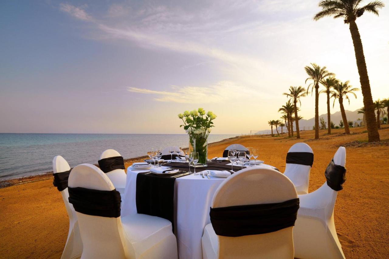 Retac Qunay Dahab Resort & Spa Dış mekan fotoğraf Beachfront dining at the Hilton Sharm El Sheikh Resort